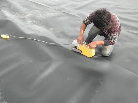 有什么技巧鋪設復合土工膜呢?